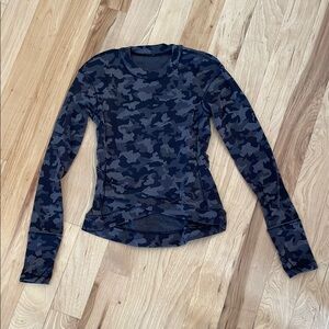 Lululemon Athletica Gray Fitted Long Sleeve Lightweight Sweatshirt.